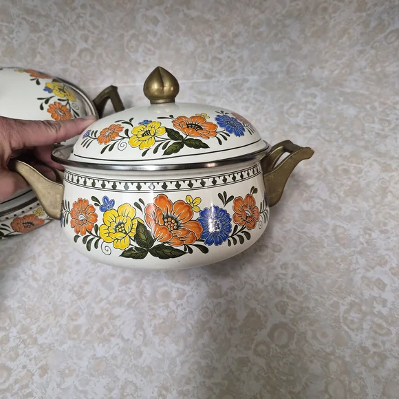 Decorative Floral Enamel Casserole Dish with Lid - Cream, Orange & Blue - Picture 4 of 7